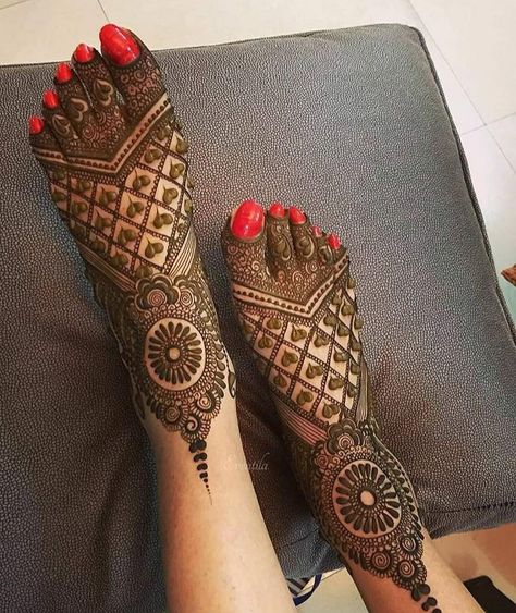 #shaadiwish #indianweddings #indianbride #bridalmehendiideas #bridalmehendi #mehendidesigns #henna #feetmehendidesigns #feetmehendiideas Easy Mehndi Designs, Indian Mehndi Designs, Leg Mehndi, Mehndi Designs 2018, Bridal Mehendi Designs Hands, Legs Mehndi Design, Tattoo Henna, Bridal Henna Designs, Engagement Mehndi Designs