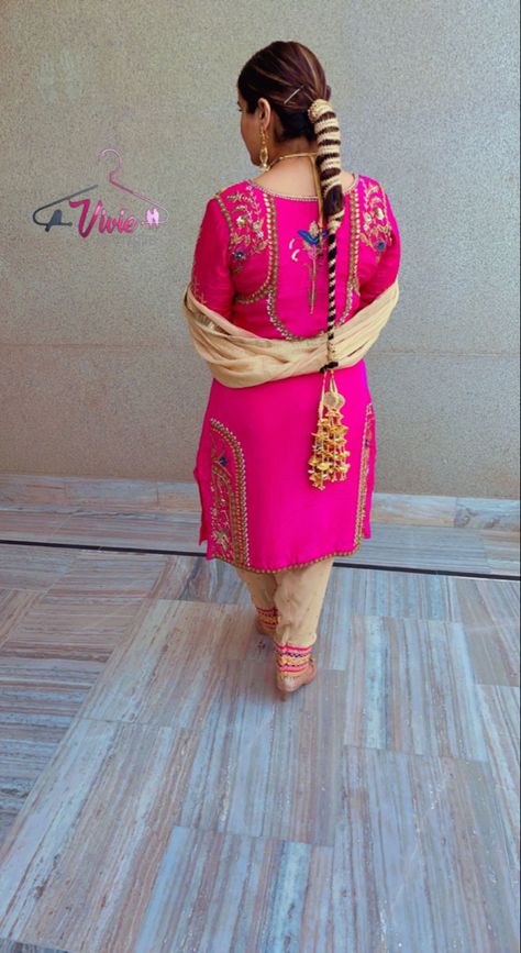 Suit Design Punjabi, Ladies Suit Design, Ladies Suit, Punjabi Outfits, Boutique Suits, Suits Design, Hand Embroidery Projects, Suit Design, Gold Ring Designs