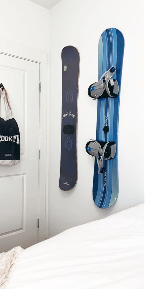 Snowboard Room Decor, Snowboards Design, Snowboard Decor, Carolina Room, Snowboard Aesthetic, Snowboard Design, Snow Season, Teenage Room, Snow Trip