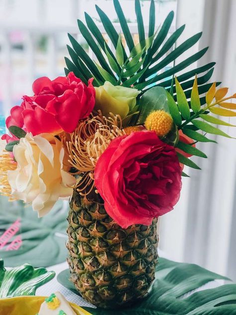 Luau Centerpieces, Flamingo Pool Party, Havana Nights Party, Flamingo Pool Parties, Festa Moana Baby, Pineapple Vase, Deco Fruit, Tropical Theme Party, Tropical Birthday Party