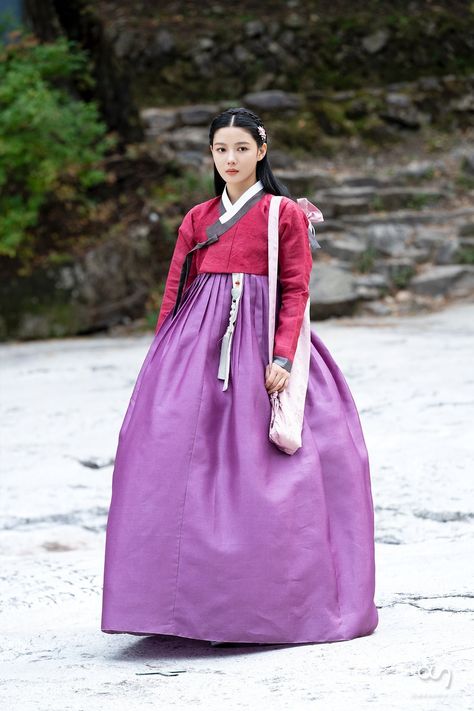 Lee Yoon Ji, Kim So Hyun Fashion, Kim Yoojung, Korean Traditional Clothing, Kim You Jung, Korean Traditional Dress, Kim So Hyun, Korean Hanbok, Fashion Sketches Dresses