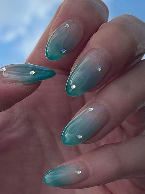 turquoise nails: ombre with rhinestones Trendy Blue Nails, Cute Almond Nails, Aqua Nails, Teal Nails, Water Nails, Turquoise Nails, Nails Yellow, Nagel Tips, Mode Crochet