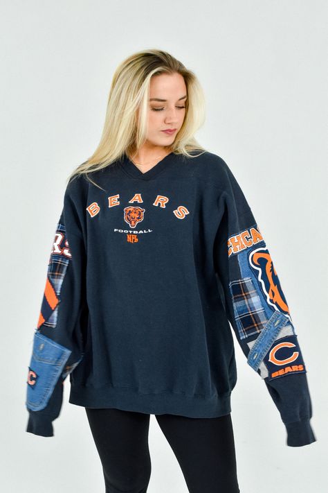 Bears Outfit Chicago, Chicago Bears Game Day Outfit, Bears Game Outfit, Reworked Jersey, Homecoming Inspo, Nfl Sweatshirt, Sweatshirt Ideas, Bears Game, Reworked Clothing