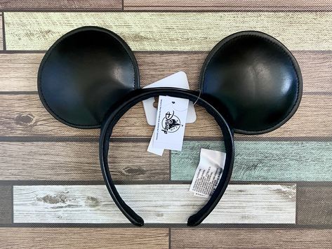 Leather Mickey Ears, Black Mickey Ears, Deco Disney, Disney Room, Disneyland Ears, Disney 2024, Disney Mickey Ears, World Of Disney, Disney Rooms