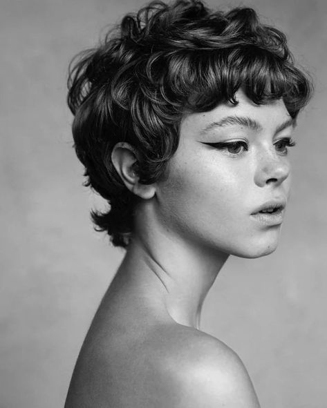 Curly Pixie Haircuts, 얼굴 드로잉, Photographie Portrait Inspiration, Curly Pixie, Pixie Haircuts, Hair Reference, Short Hair Haircuts, Curly Hair Cuts, Short Curly Hair