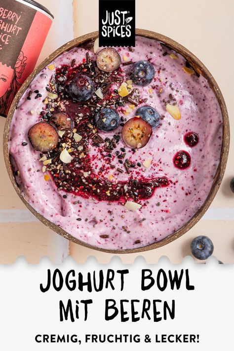 Fruchtige Joghurt Bowl mit Beeren - #Machseinfachlecker und zaubere dir dieses leckere Frühstück im Handumdrehen mit unserem Berry Yoghurt Spice! Himbeeren, Blaubeeren, Erdbeeren, Açaíbeeren – diese geballte Beeren-Power steckt in unserem Berry Yoghurt Spice. Die perfekte Mischung für fruchtige Joghurts, Quarks und Smoothies. Macht aus Joghurt ein beeriges Vergnügen! #joghurt #bowl #beeren #justspices #machseinfachlecker #gesund #frühstück Protein Yoghurt Bowl, Yogurt Bowl Breakfast Healthy Recipes, Yoghurt Fruit Bowl, Yogurt And Berries Breakfast, Berries Yogurt Bowl, Mixed Berry Jam, Just Spices, Berry Jam, Yogurt Bowl