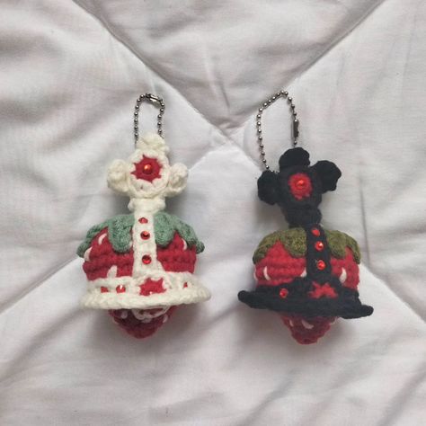 Strawberry Vivienne Westwood Keychain 🍓:｡*:･ﾟ’★ 1) Black - SOLD 2) White - RM38 (excl postage) WM:RM8, EM:RM13 Items are handmade so do expect slight flaws. DM to purchase >< . . . . . . #crochet #crochetmalaysia #malaysiacrochet #crochetlove #crocheting #crochetersofinstagram #smallbusiness #smallbusinessmalaysia #explore #nanaanime #nana #nanaosaki #nanakomatsu #nanahachi #hachi Crochet Vivienne Westwood, Vivienne Westwood Crochet, Nana Crochet Pattern, Vivienne Westwood Strawberry, Nana Anime Crochet, Vivienne Westwood Nana, Nana Strawberry, Crochet Anime Keychain Pattern, Crochet Ghibli Keychain