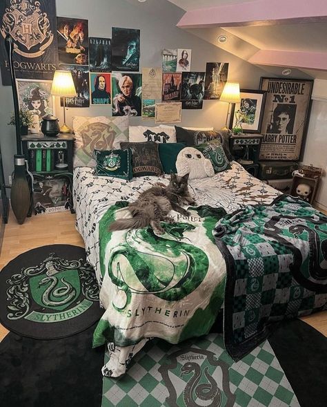 Slytherin Bedroom, Harry Potter Room Decor Ideas, Harry Potter Themed Bedroom, Slytherin Room, Harry Potter Bedroom Decor, Stile Harry Potter, Harry Potter Room Decor, Harry Potter Bedroom, Harry Potter Items