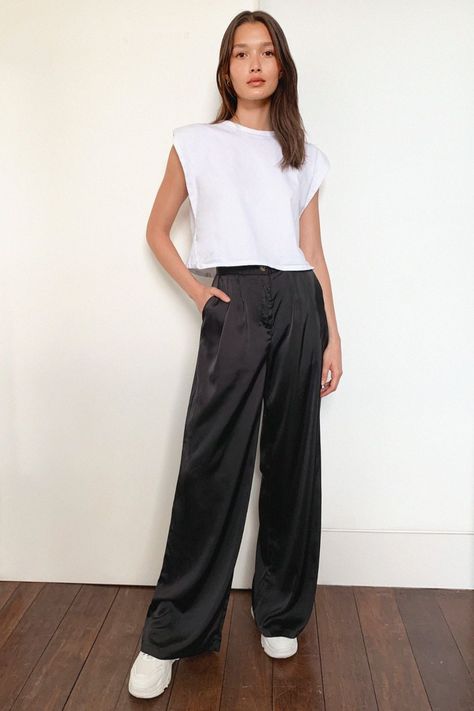 Zara Wide Leg Pants Outfit, Black Satin Wide Leg Pants Outfit, Oversize Pants Outfit, Silk Wide Leg Pants Outfit, Satin Wide Leg Pants Outfit, Silky Pants Outfit, Satin Pants Outfit Casual, Black Satin Pants Outfit, Silk Trousers Outfit