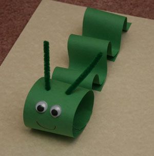 inchworm spring craft for kids Worm Crafts, Insect Crafts, Bug Crafts, Spring Preschool, Spring Crafts For Kids, Easy Arts And Crafts, Daycare Crafts, Eric Carle, Childrens Crafts