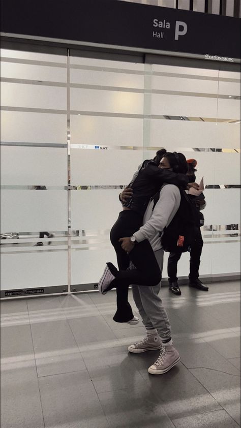 Couple Hugging At Airport, Airport Surprise Boyfriend, Couples Reuniting Airport, Couples Meeting After A Long Time, Couples Airport Pictures, Couple In Airport Hug, Long Distance Airport Meeting, Couples At Airport, Airport Couple Long Distance