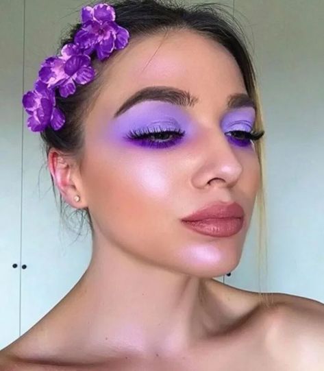 The Prettiest Lavender Makeup Looks For Fall | Fashionisers© Makeup Looks Images, Lavender Makeup Looks, Makeup Looks For Fall, Lavender Makeup, Monochromatic Makeup, Purple Makeup Looks, Purple Eye Makeup, Glitter Eye Makeup, Purple Makeup