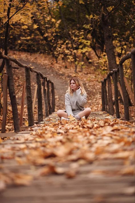 Autumn Photography Portrait, Senior Photoshoot Poses, Fall Photo Shoot Outfits, Netflix Horror, Senior Photography Poses, Fall Shoot, Horror Series, Fall Portraits, Fall Senior Pictures