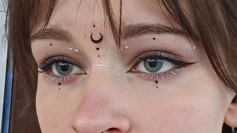 Weird Makeup Ideas, Moon Eyeliner, Creative Eyeliner, Hippie Makeup, Creepy Makeup, Funky Makeup, Under Eye Makeup, Rave Makeup, Halloween Makeup Inspiration