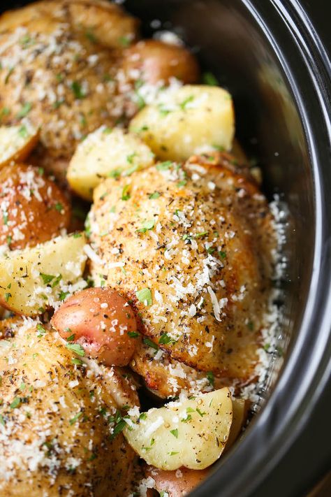 Slow Cooker Garlic Parmesan Chicken and Potatoes - Damn Delicious Slow Cooker Garlic Parmesan Chicken, Garlic Parmesan Chicken And Potatoes, Slow Cooker Kip, Parmesan Chicken And Potatoes, Chicken And Potatoes, Diner Recept, Garlic Parmesan Chicken, Parmesan Chicken, Chicken Potatoes