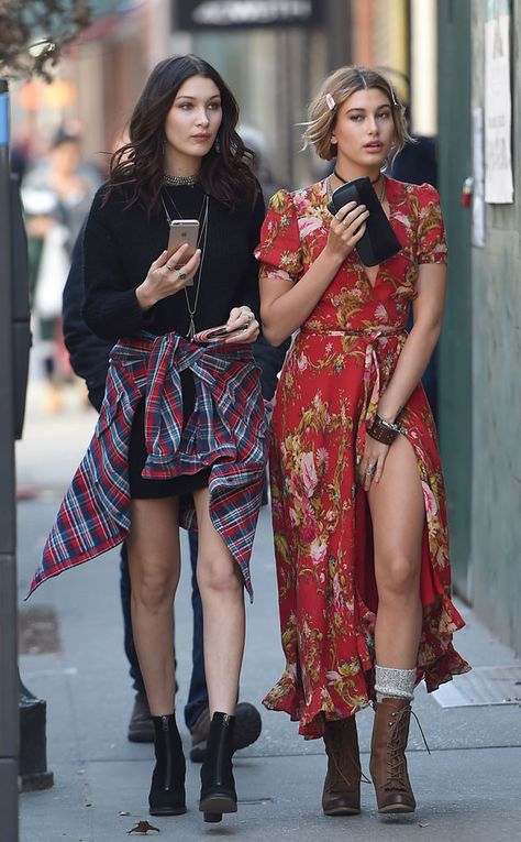 Mode Coachella, 00s Mode, Coachella Inspiration, Boho Street Style, Coachella Looks, Boho Wear, Walking Down The Street, Bella Hadid Style, Coachella Fashion