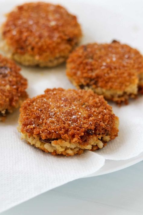 Delicious cakes made of leftover barley risotto with a super crispy outside and a creamy, cheesy inside. Risotto Cakes, Barley Risotto, Barley Recipe, Rice Pasta, Delicious Cakes, Delicious Donuts, Yummy Cakes, Barley, Small Batches