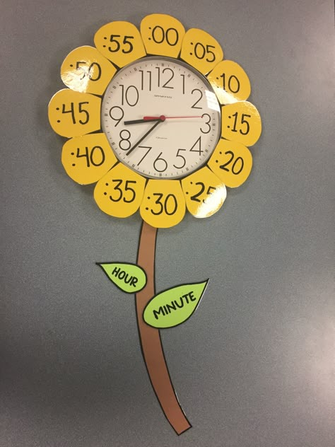 DIY Sunflower Clock! Great for little ones learning to tell time :) Classroom Decoration Ideas, Diy Classroom Decorations, Diy Classroom, Classroom Setup, Classroom Design, Future Classroom, Preschool Classroom, Teaching Classroom, Kindergarten Classroom