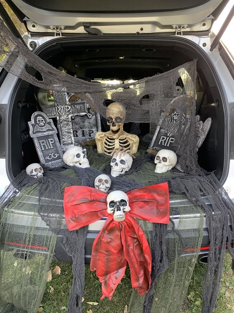 Cemetery Trunk Or Treat Ideas, Pick Up Truck Halloween Decorations, Grave Yard Trunk Or Treat Ideas For Cars, Cemetery Trunk Or Treat, Trunk Or Treat Scary, Graveyard Trunk Or Treat, Trunk Or Treat Truck, Halloween Car Decorations, Trunker Treat Ideas