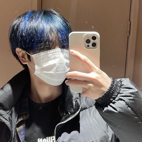 Men Blue Highlights Hair, Dark Blue Hair Color Men, Blue Hair Highlights Men, Navy Blue Hair Color Highlights, Navy Blue Hair Men, Boy Highlights Hair, Blue Black Hair Men, Midnight Blue Hair Men, Dark Blue Hair Men