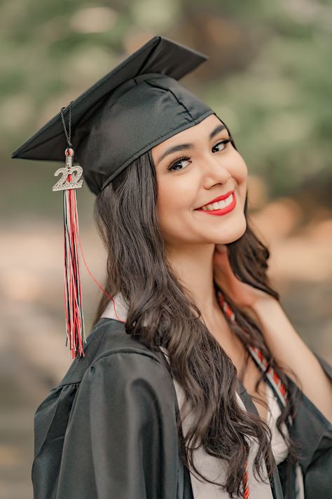 What Jewelry To Wear, Wedding Photo Booths, Cap And Gown Photos, Nursing Graduation Pictures, Cap And Gown Pictures, Senior Photoshoot Poses, College Graduation Photoshoot, College Graduation Pictures Poses, Grad Photography