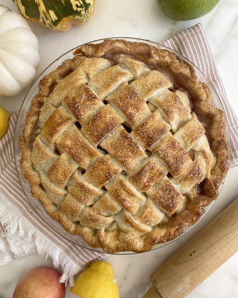 Cooking with Manuela: How to make a Beautiful Apple-Blueberry Pie with a Lattice Top Apple Pie Lattice Top, Apple Pie Lattice, Blueberry Yogurt Cake, Pie Game, Baking Pie, Apple Blueberry, Banana Nut Muffins, Homemade Pie Crusts, Blueberry Pie