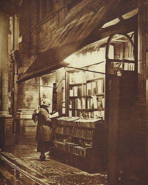 London Bookstore, 1920s Victorian London, London History, Old London, A4 Poster, Vintage London, Wonderful Images, Bw Photo, Book Store, I Love Books