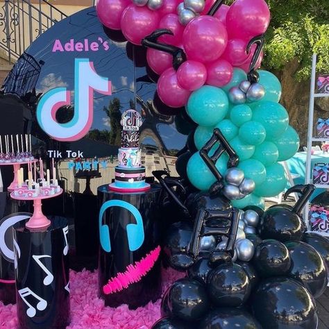 Birthday Tiktok, Tiktok Theme, Tik Tok Birthday, Balloon Arch Ideas, Tik Tok Party, Tiktok Party, 33 Birthday, Girl Birthday Decorations, Balloon Backdrop