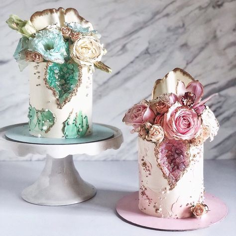 Sugarbites by Emma on Instagram: “Sunday mornings and this double dose of Geode Floral Jewels! 💞💎 . Both in our smallest 12cm size but just as beautiful. See our stories to…” Fault Cake, Geode Cakes, Jewel Cake, Modern Birthday Cakes, Geode Cake Wedding, Hawaiian Cake, Geode Wedding, Pretty Wedding Cakes, Geode Cake