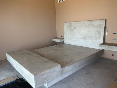 Cement Bed Design, Concrete Bed Frame, Cement Bed, Concrete Bed, Concrete Bedroom, Marble Bed, Concrete Home Decor, Cornice Design, Concrete Interiors