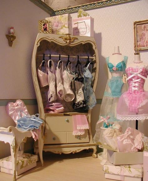 Vintage Apartment Decor, Doll Closet, Barbie Wardrobe, Barbie Diorama, Tiny Clothes, Clueless Outfits, Barbie Princess, Barbie Dream, Barbie House