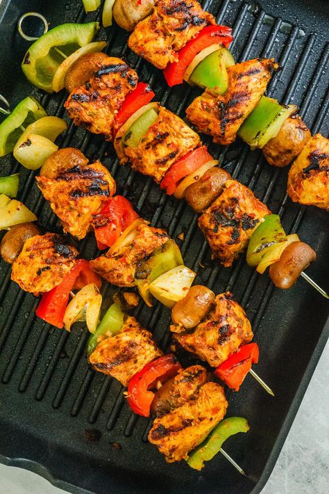 Authentic Mediterranean Chicken Kabobs with Grill Pan 2 Panini Kabob Grill Chicken Recipe, Mediterranean Chicken Kabobs, Chicken Kabob Marinade, Kabob Marinade, Greek Chicken Kabobs, Baked Garlic Parmesan Chicken, Grilled Chicken Kabobs, Grilling Kabobs, Kabob Skewers