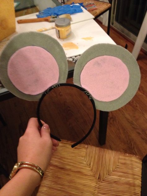 Diy mouse ears How To Make Mouse Ears, Diy Ratatouille Costume, Mouse Tail Diy, Diy Mouse Costume, Cute Mouse Costume, Mouse Diy Costume, If You Give A Mouse A Cookie Costume, Karen Halloween Costume Mouse, Mouse Costume Diy