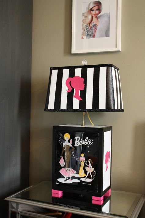 Barbie Girl DIY Lamp Makeover - Home Trends Magazine Barbie Home Decor Diy, Barbie Aesthetic Home Decor, Barbie Themed Office, Diy Barbie Decor, Barbie Themed Room, Barbie Home Decor, Barbie Bedroom Ideas, Serenity Room, Barbie Room Decor