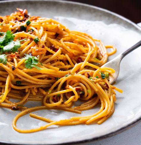 Easy Garlic Butter Pasta, Garlic Butter Spaghetti, Chilli Crisp, Sweet And Sour Prawns, Butter Spaghetti, Shanghai Noodles, Easy Garlic Butter, Garlic Butter Pasta, Marion Grasby