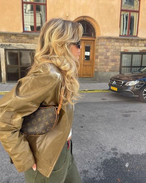 matilda djerf street style outfit inspo aesthetic fall green khaki beige cute scandistyle leather autumn Croissant Bag, Matilda Djerf, Fall Fits, Fashion Fits, Outfit Inspo Fall, Fashion Photoshoot, Fall Winter Outfits, New Yorker, Matilda