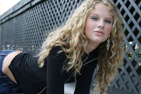 Earrings are cool. | How To Take A Glamour Shot Like Teenage Taylor Swift Young Taylor Swift, Taylor Swift Fotos, Estilo Taylor Swift, Swift Photo, Glamour Shots, Taylor Swift Album, Long Live Taylor Swift, Live Taylor, Taylor Swift 13