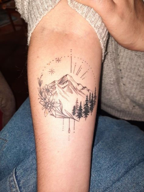 Mountain Floral Tattoo, Feminine Mountain Tattoo, Colorado Mountain Tattoo, Tattoo Montagne, Colorado Tattoo Ideas, Berg Tattoo, Cool Nature Tattoos, Travel Tattoo Ideas, Colorado Tattoo