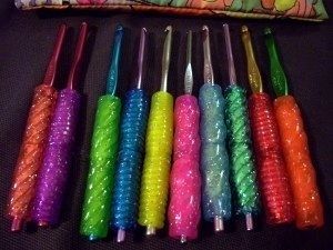 Pencil grips make crochet hooks more comfortable. | 30 Cheap And Brilliant Dollar Store Hacks Diy Crochet Hook, Crochet Hack, Pretty Crochet, Confection Au Crochet, Store Hacks, Dollar Store Hacks, Crochet Tools, Crochet Diy, Crochet Motifs