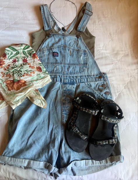 Clean Granola Outfit, Socal Outfit Aesthetic, North Carolina Aesthetic Outfits, Granola Festival Outfit, Granola Jeans Outfit, Cottagecore Granola Aesthetic, 70s Granola Aesthetic, Granola Girl Overalls Outfit, Granola Accessories