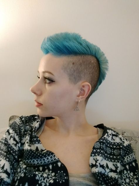 Blue mohawk Blue Mohawk Woman, Super Short Mohawk For Women, Short Mohawk Women, Mini Mohawk, Mohawk Woman, Blue Mohawk, Female Mohawk, Mohawk Hair, Short Mohawk