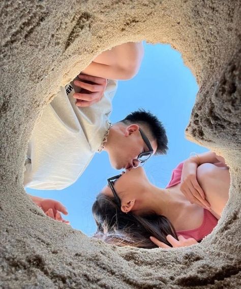 15 Best Romantic Beach Couple Poses 2024 | Beach Pictures Inspo Beach Pose Ideas For Couples, Aesthetic Romantic Couple, Couple Vacation Pictures, Poses Reference Photo, Couple Beach Poses, Beach Date Ideas, Romantic Beach Couple, Summer Couple Pictures, Beach Couple Poses