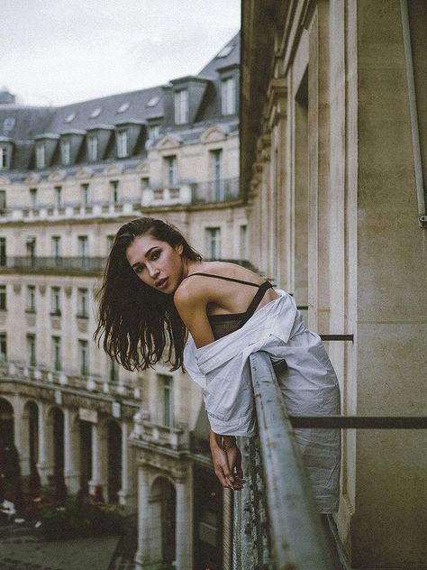 Balcony Shoot, Woman Portrait Inspiration, Balcony Photoshoot, Portrait Natural Light, Paris Locations, Paris Balcony, Paris Portrait, Paris Photo Ideas, Photoshoot In Paris