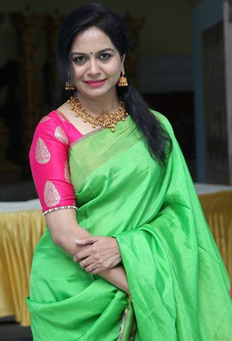 Singer Sunitha, Face Closeup, Cute White Dress, Plain Saree, Saree Photoshoot, Indian Tv Actress, High Quality Photos, Wedding Blouse, Sleeves Designs For Dresses