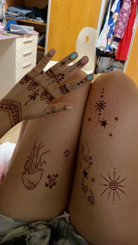 Henna Leg Tattoo Simple, Easy Leg Henna Designs, Large Hand Tattoo, Anime Henna Designs, Henna Mushroom, Chest Henna Designs, Henna On Thigh, Jagua Tattoo Design, Funny Henna