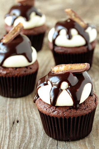 Heath Bar Cupcakes via @Jamie {My Baking Addiction} Candy Bar Cupcakes, Heath Bar, Heath Bars, Yummy Cupcakes, Dessert Cupcakes, Food Cakes, Eat Dessert, Chocolate Cupcakes, Fruit Desserts