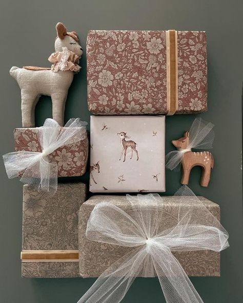 Wine Gift Wrap, Creative Corporate Gifts, Gift Wrapping Inspiration, Gift Wrapping Ideas, Christmas Inspo, Wine Gift, Beautiful Gift Wrapping, Holiday Gift Wrap, Wrapping Ideas