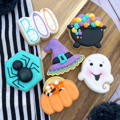 Decorated Halloween Cookies Ideas, Cute Halloween Decorated Cookies, Spooky Birthday Cookies, Boo Cookies Decorated, Halloween Mini Cookies Decorated, Halloween Birthday Cookies Decorated, Simple Halloween Cookies Decorated, Cute Halloween Sugar Cookies, Cute Halloween Cookies Decorated