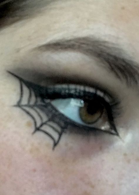 Web Eyeliner Spider, Nightmare Before Christmas Eyeliner, Makeup With No Eyeliner, Spider Themed Makeup, Spider Man Eyeliner, Spiderman Eyeliner, Eyeliner Spiderweb, Cobweb Eyeliner, Makeup No Eyeliner