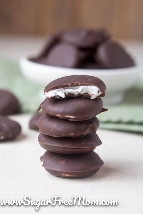 These Sugar Free Peppermint Patties are simple to make and can also be made paleo. Perfect for a Keto Low Carb treat! - Sugar Free Mom #SugarFree #PeppermintPatties #Keto Peppermint Patty Recipe, Homemade Peppermint Patties, Dessert Mousse, Sugar Free Treats, Keto Candy, Thm Desserts, Low Carb Treats, Sugar Free Low Carb, Low Carb Sweets